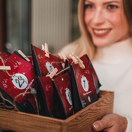 Premium Kaffee Adventskalender 2024 - Mit Liebe geröstet von Menschen mit Behinderung | Kaffee Geschenk für Männer und Frauen | fair | 24 x 30 g Kaffeebohnen im Weihnachtskalender