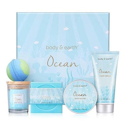 BODY & EARTH Geschenkbox für Frauen - 5tlg. Ozeanduft Geschenkset mit Duftkerze, Körperbutter, Handcreme, Badebombe, Badeset Geschenk für Freundin, Mama, Mädchen, weihnachtsgeschenke für frauen