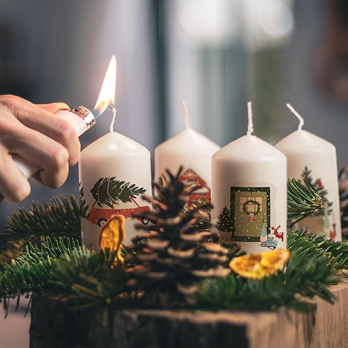 GRAVURZEILE Bedruckte Weihnachtskerzen - Advent Weihnachtsmotive - Kleine Kerzen im 4er Set für den Adventskranz - Dekoration zu Weihnachten - Geschenk für Sie & Ihn - Stumpenkerze 120/58