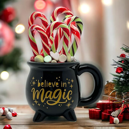 MIK funshopping Weihnachtstasse | Hochwertige Keramik-Tasse mit weihnachtlichem Design | Ideal für Heiß- & Kaltgetränke | (Magischer Kessel 350 ml)