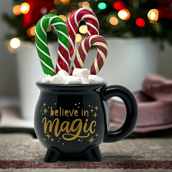 MIK funshopping Weihnachtstasse | Hochwertige Keramik-Tasse mit weihnachtlichem Design | Ideal für Heiß- & Kaltgetränke | (Magischer Kessel 350 ml)