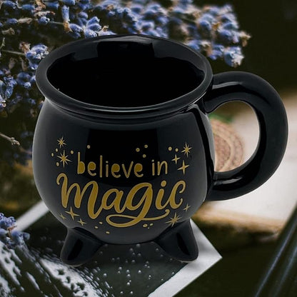 MIK funshopping Weihnachtstasse | Hochwertige Keramik-Tasse mit weihnachtlichem Design | Ideal für Heiß- & Kaltgetränke | (Magischer Kessel 350 ml)